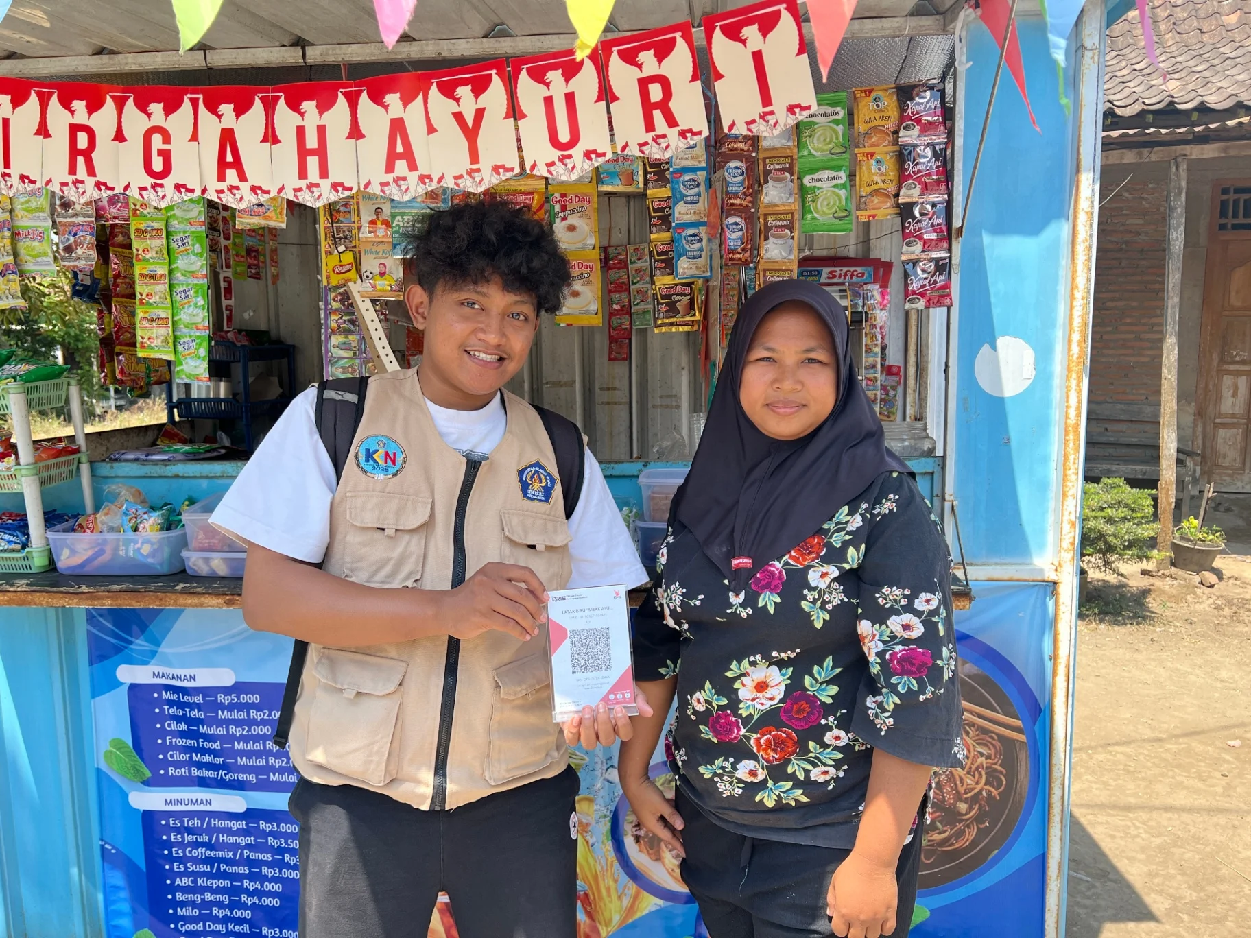 Mahasiswa KKN Universitas Slamet Riyadi Dorong Digitalisasi UMKM melalui Pembuatan QRIS di Desa Banaran