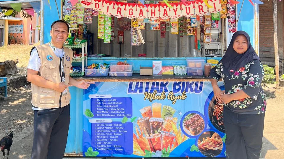 Pembuatan Banner sebagai Media Branding dan Promosi UMKM, Bantu Tingkatkan Daya Saing Kedai Es Teh "Latar Biru Mbak Ayuk" di Desa Banaran