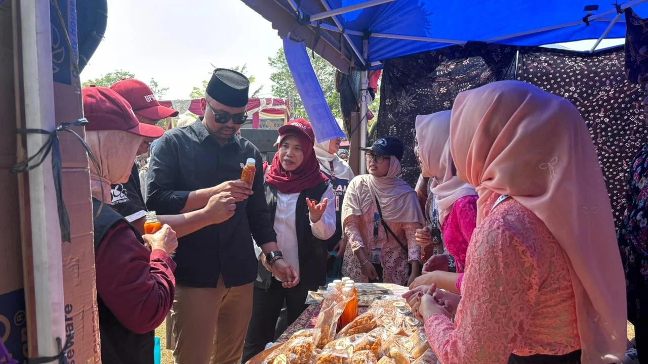 Expo UMKM KKN Kelompok 36 Desa Waru Padukan Produk Lokal dengan Nuansa Budaya Jawa di Lapangan Brumbung