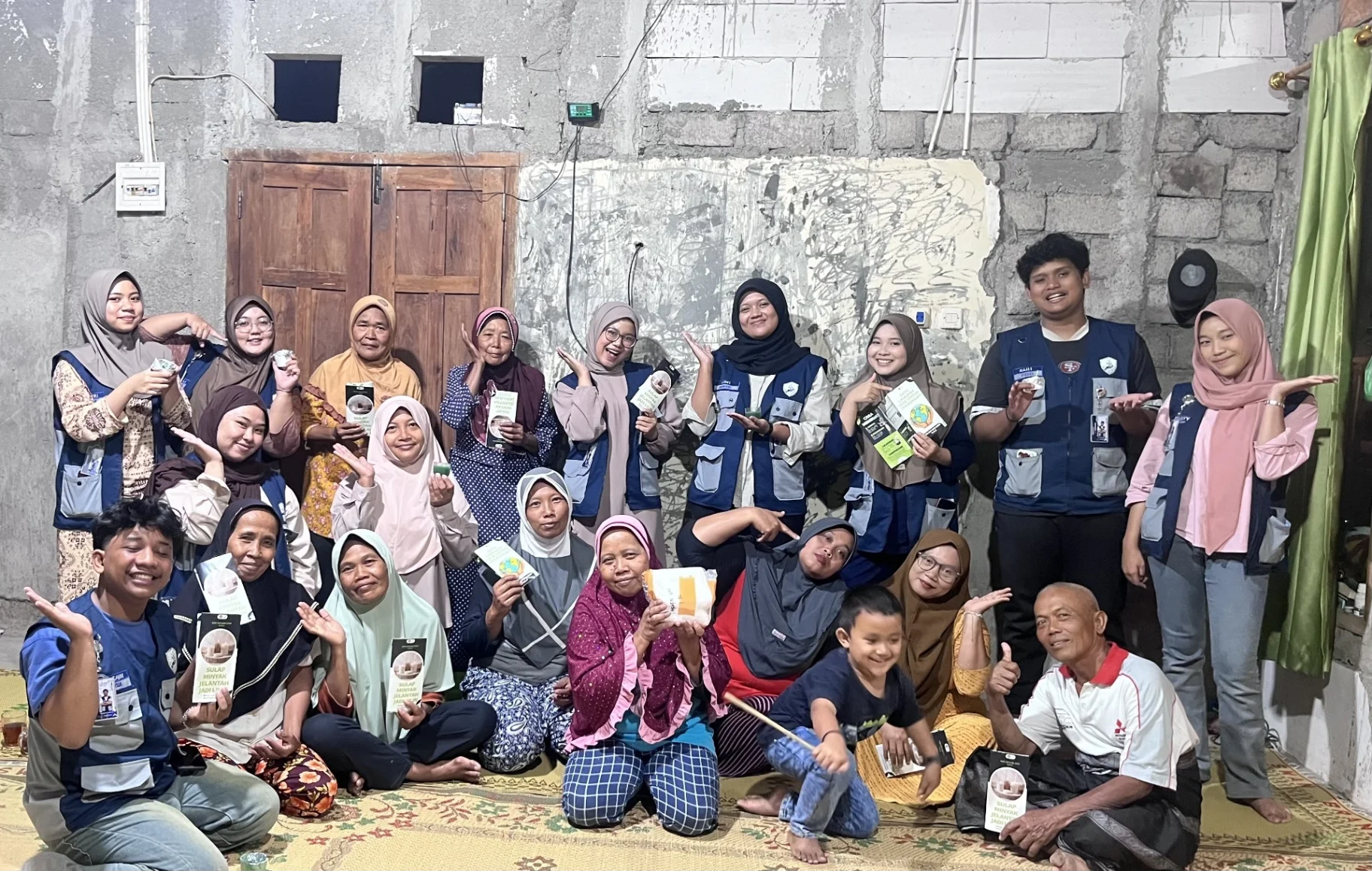 Sulap Minyak Jelantah Jadi Lilin, KKN UAD V.A.3 Dorong Kreativitas dan Kepedulian Lingkungan Warga di Desa Piji