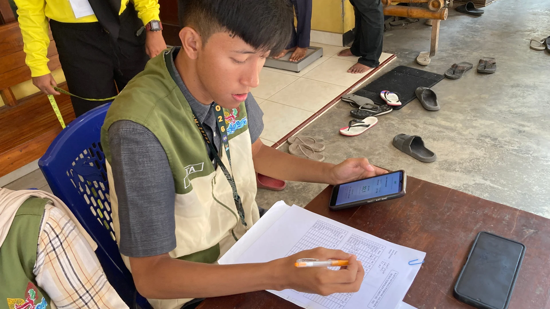 Mahasiswa KKN UNY melakukan pencatatan hasil pengukuran melalui perangkat Android.