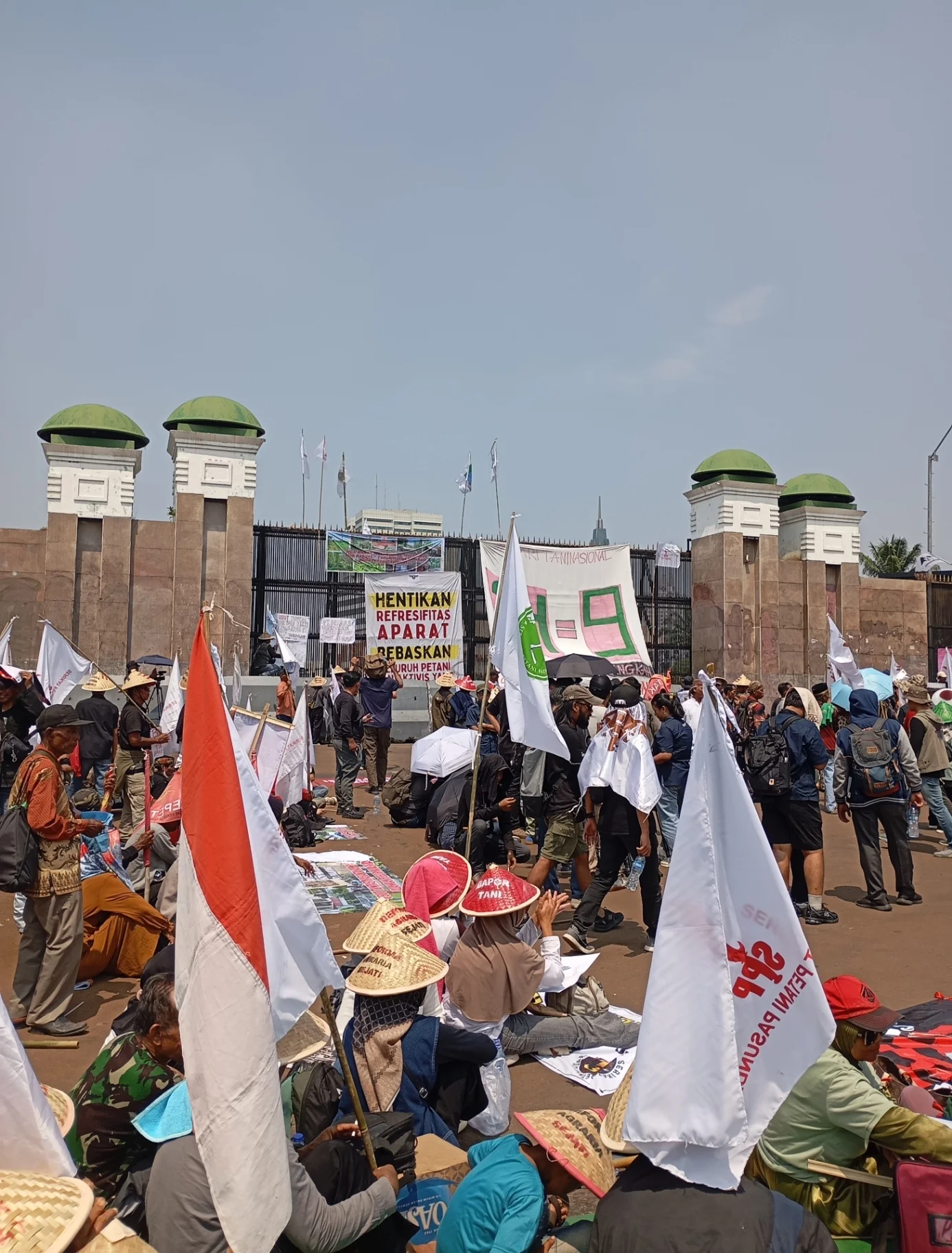 Spanduk besar terbentang bertuliskan "Hentikan represifitas aparat" dalam aksi Hari Tani Nasional 2025.