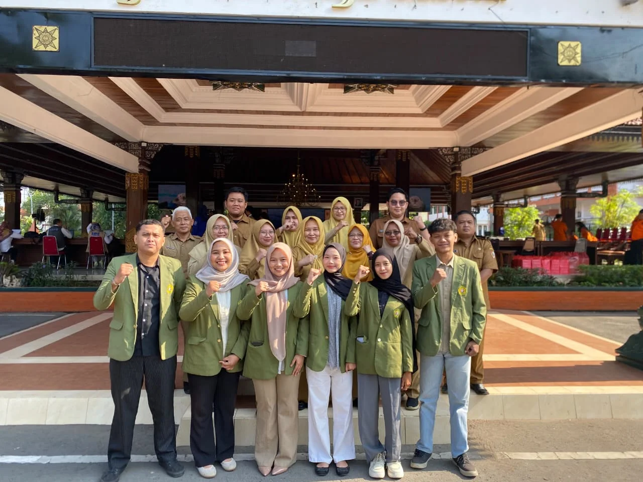 Mahasiswa Magang Berdampak bersama pegawai Bagian Organisasi Sekretariat Daerah Kabupaten Mojokerto.