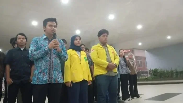 Konferensi pers kasus pelecehan seksual di FH UI di Pusat Kegiatan Mahasiswa Universitas Indonesia, Selasa (14/04).
