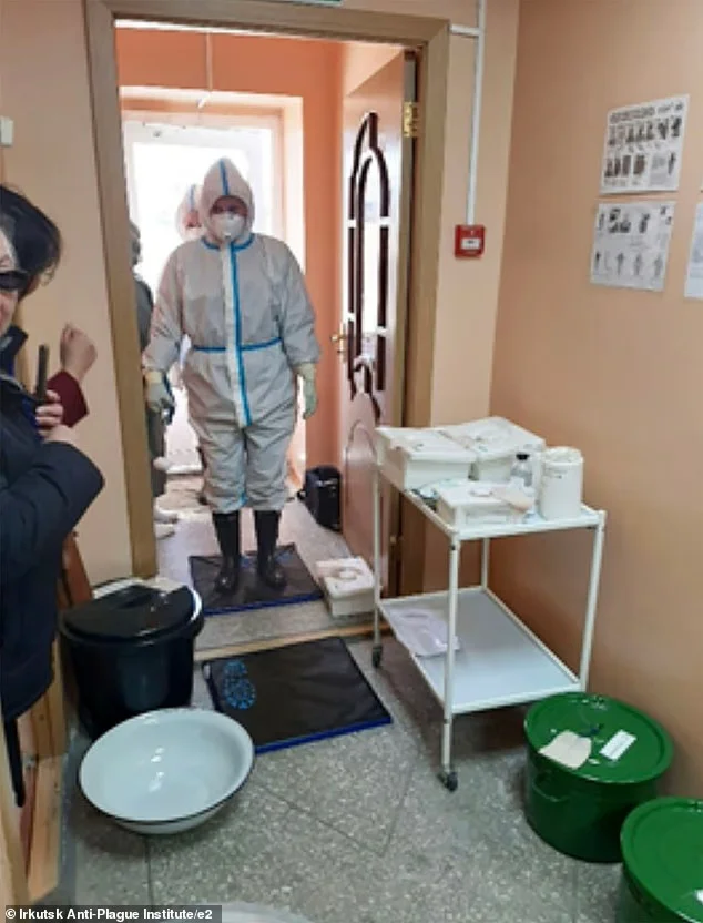 Petugas kesehatan di Irkutsk paska meninggalnya teknisi laboratorium akibat pneumonia