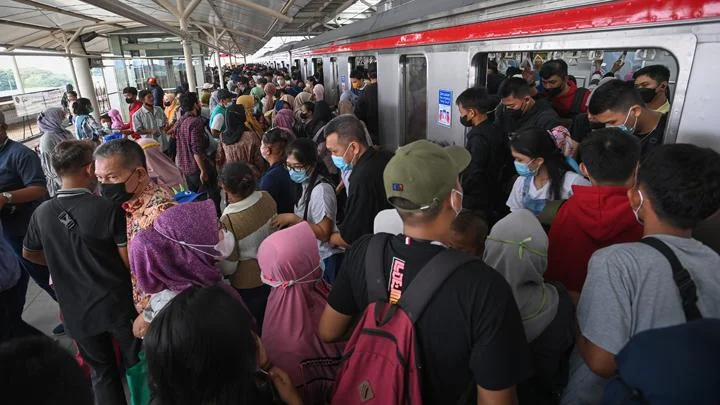 Kelas Menengah, Kelas yang Selalu Satu Kejutan dari Jatuh