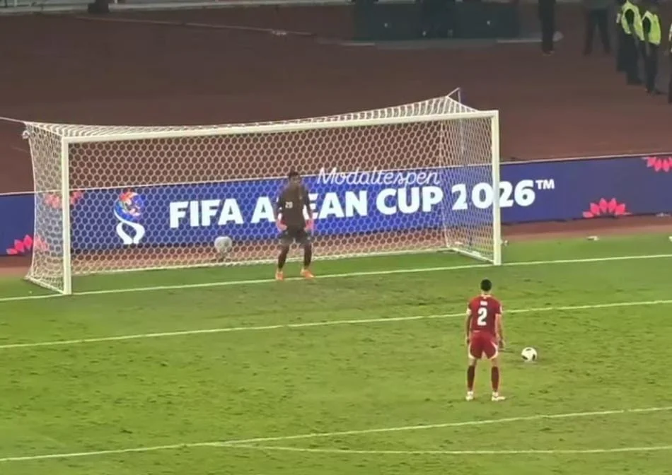 Bek Timnas Indonesia, Kevin Diks, saat mengeksekusi penalti krusial melawan Thailand dalam adu penalti babak final FIFA ASEAN Cup 2026