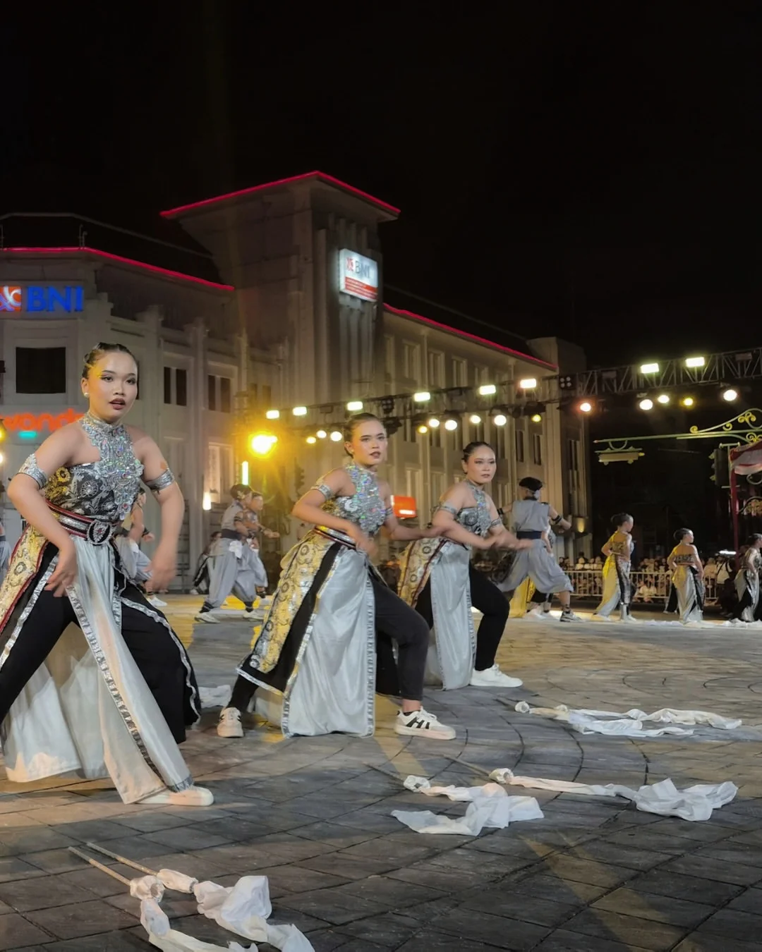 Kemegahan pertunjukan Wayang Jogja Night Carnival di sepanjang Kawasan Sumbu Filosofi Kota Yogyakarta