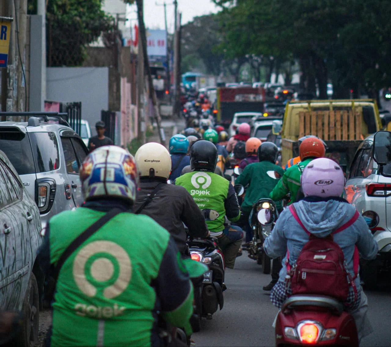 Pengemudi ojek online saat melintas di jalanan umum