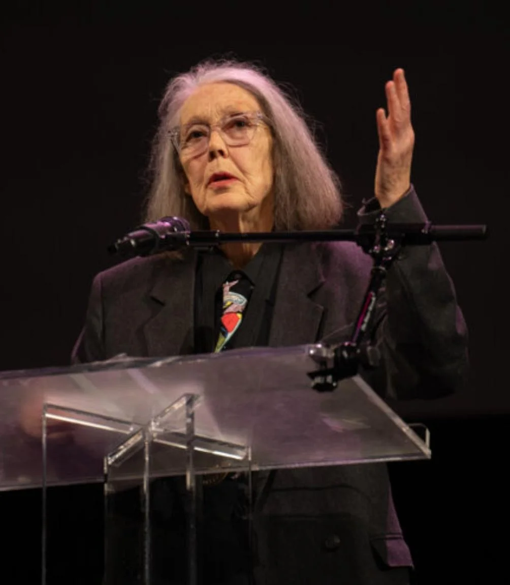 Anne Carson, penyair, saat pembacaan karya finalis National Book Awards 2024 di NYU Skirball Center