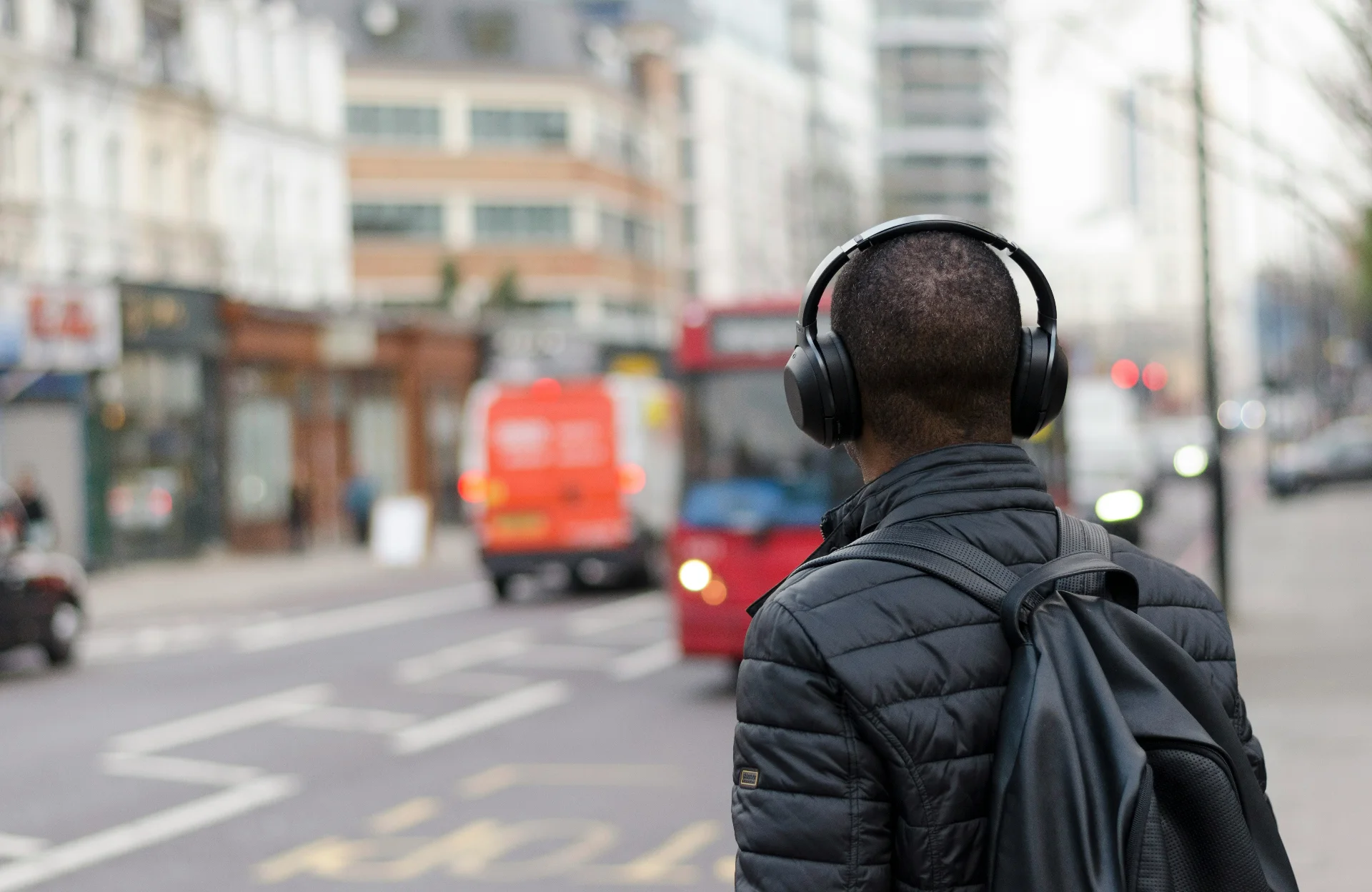 Ke Mana-Mana Pakai Headphone, Kenapa Kita Makin Sering Mendengarkan Musik?