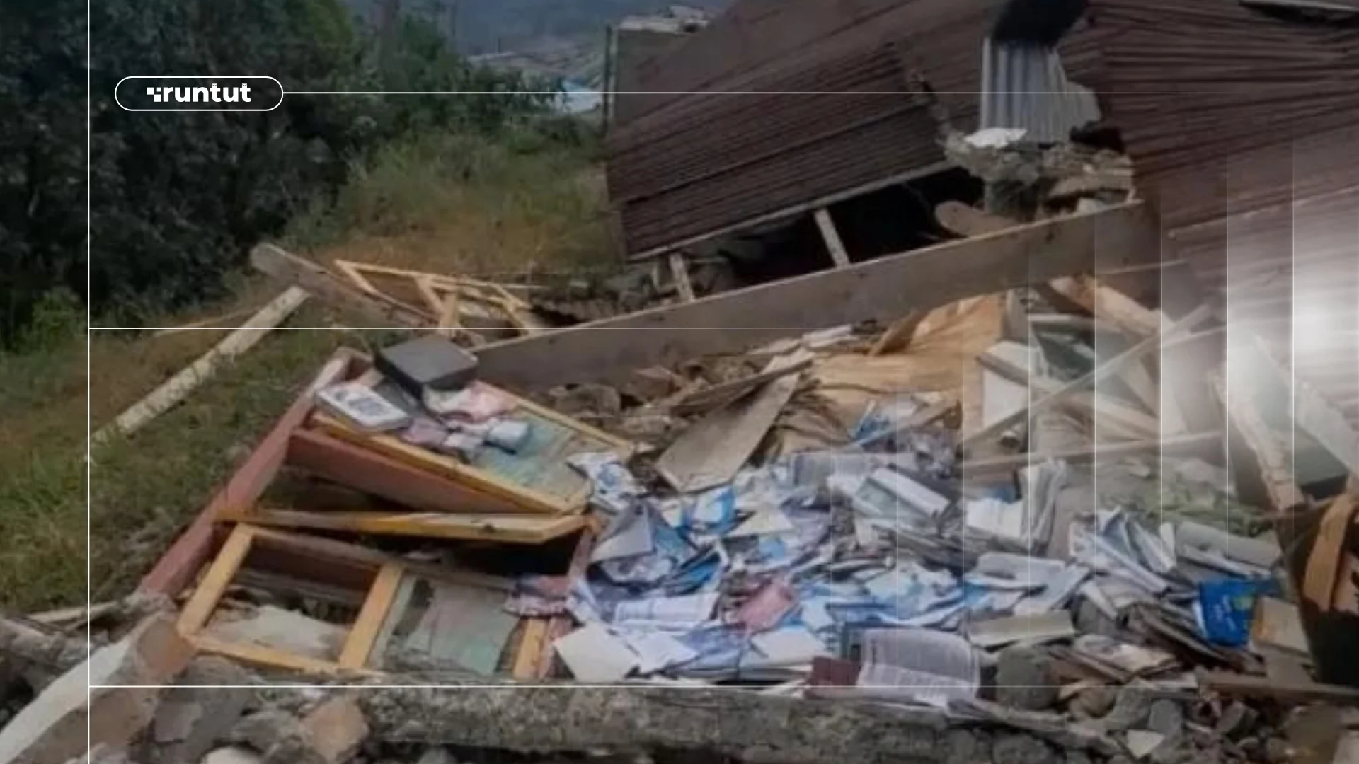 Sekolah Hancur Akibat Gempa Flores, Anak-Anak Kumpulkan Sisa Buku di Reruntuhan