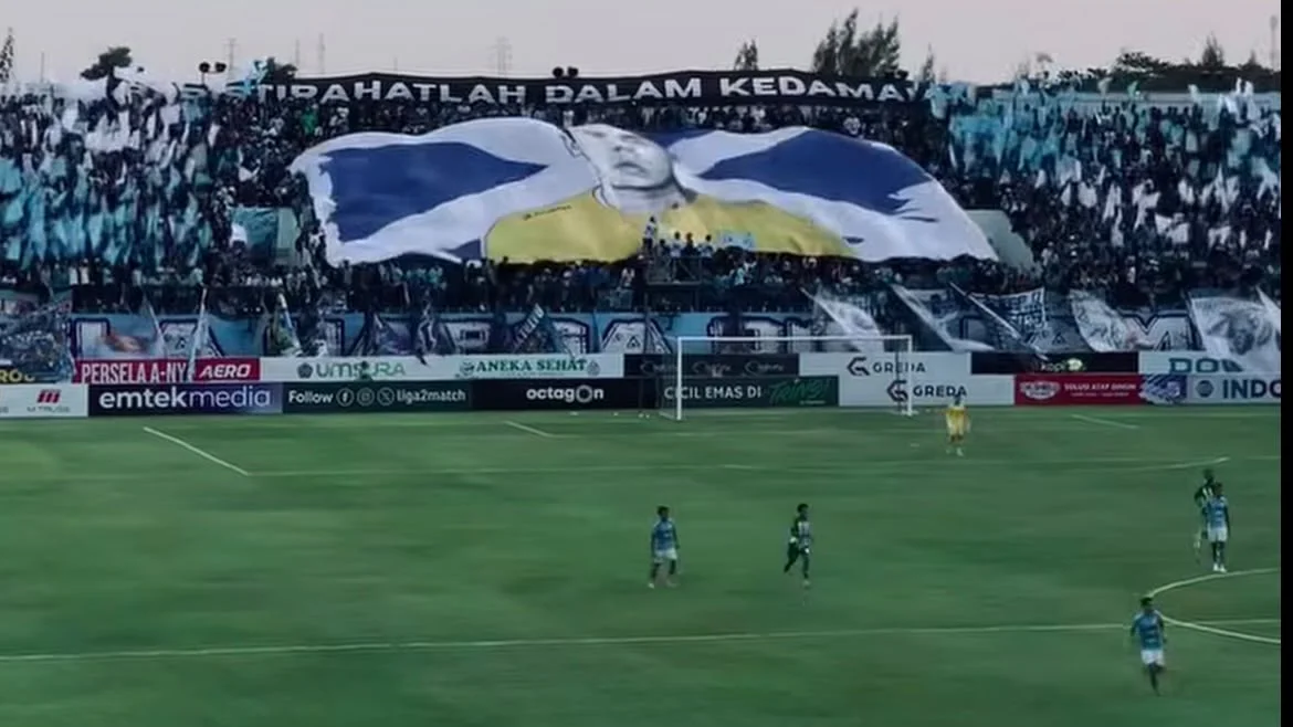 Curva Boys dan LA Mania Bentangkan Koreografi untuk Choirul Huda, Kenang Sang Legenda Persela