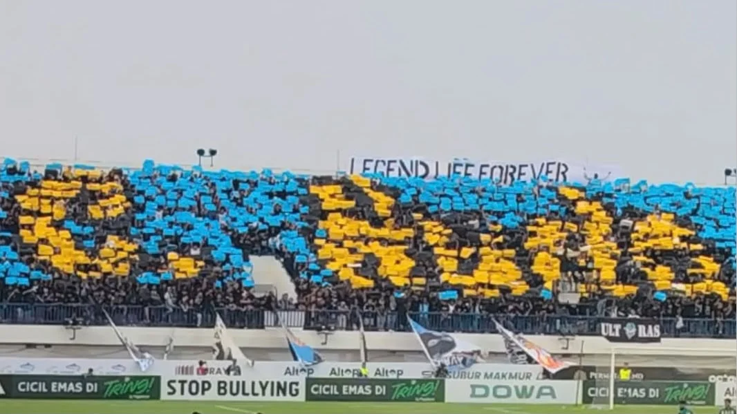 Curva Boys membentangkan koreografi bertuliskan "C. Huda 1" dan "Legend Life Forever"