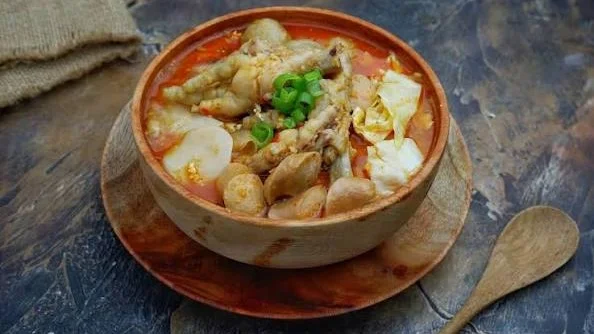 Seblak ceker pedas