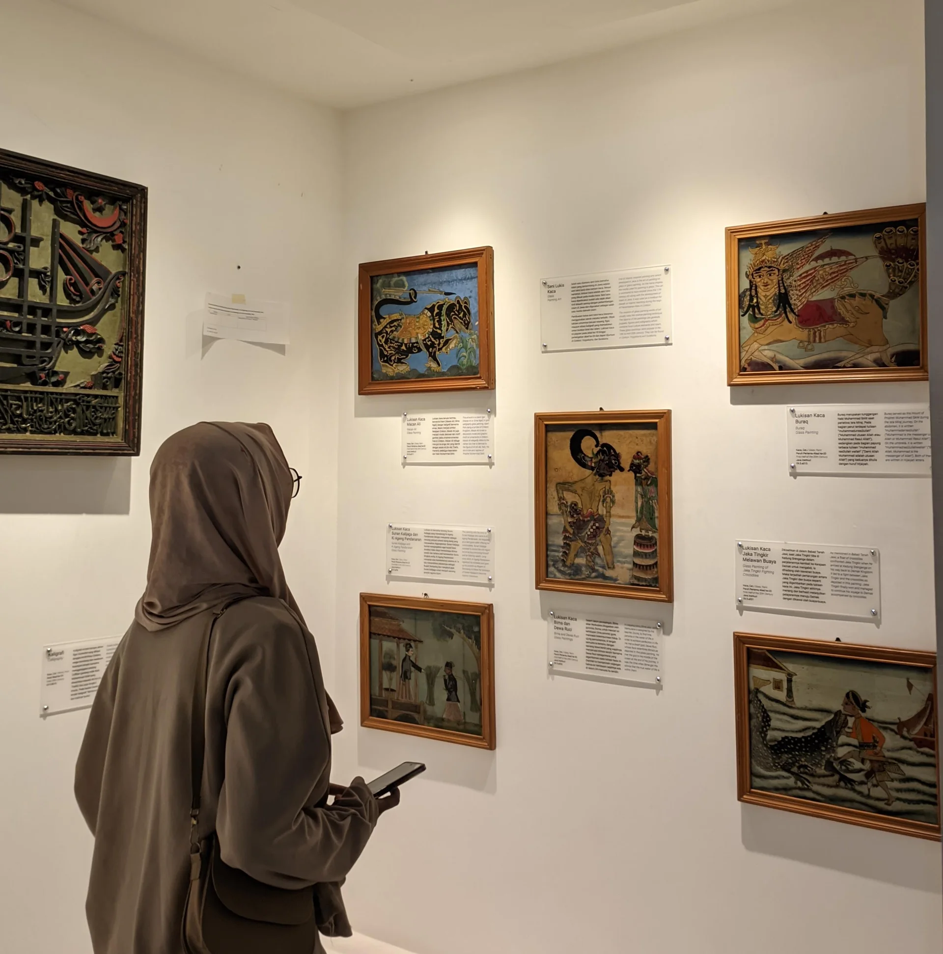 Pengunjung mengamati informasi sejarah yang ditampilkan di museum.