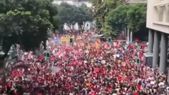 Ribuan Mahasiswa Brasil Turun ke Jalan Tolak Dinasti Bolsonaro
