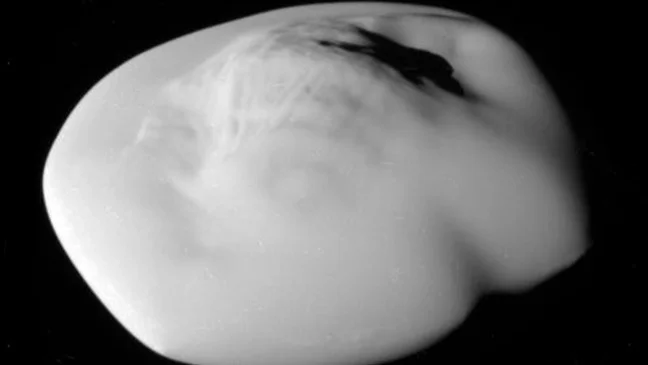 Atlas, salah satu satelit alami Saturnus, memiliki tonjolan di bagian ekuator yang membuat bentuknya menyerupai piring