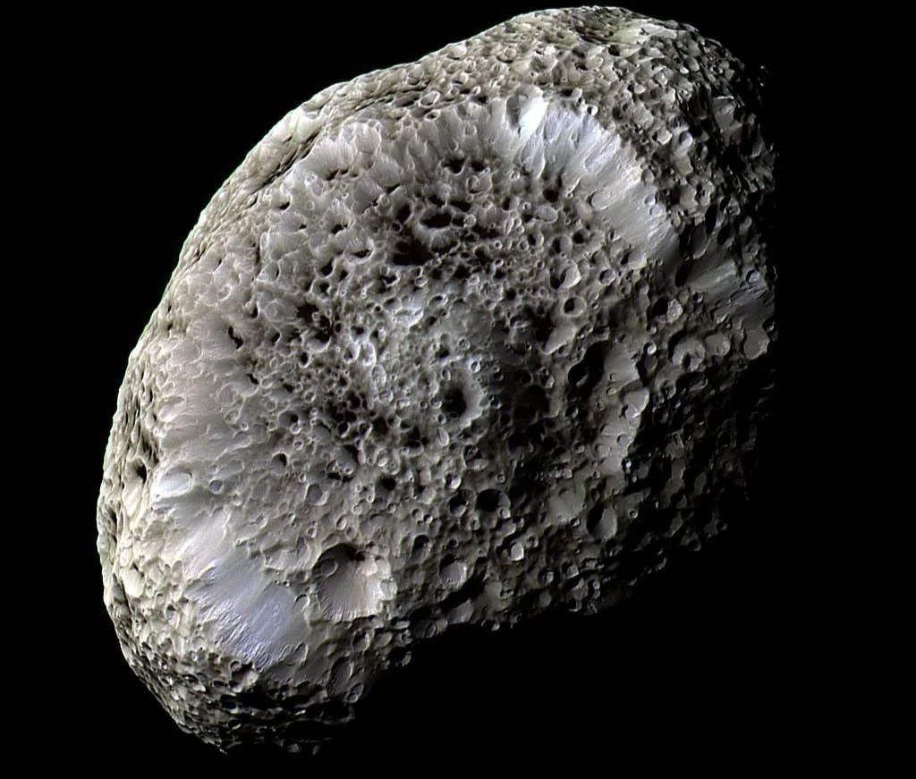 Permukaan Hyperion memperlihatkan banyak kawah dalam yang membuat satelit alami Saturnus ini tampak seperti spons raksasa.
