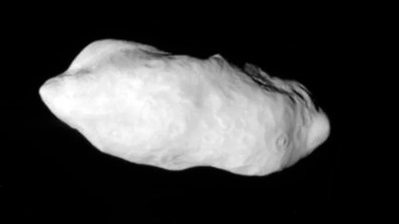 Prometheus terlihat memiliki bentuk memanjang dan permukaan tidak beraturan saat mengorbit di dekat cincin F Saturnus.