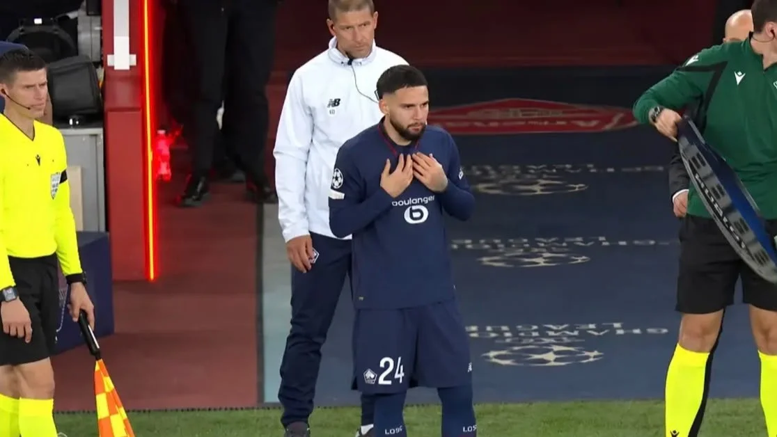 Calvin Verdonk saat bersiap memasuki lapangan dalam pergantian pemain yang dilakukan oleh LOSC Lille