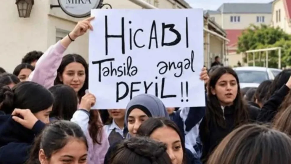 Pelarangan Penggunaan Hijab di Sekolah Alzarbaijan Menuai Protes