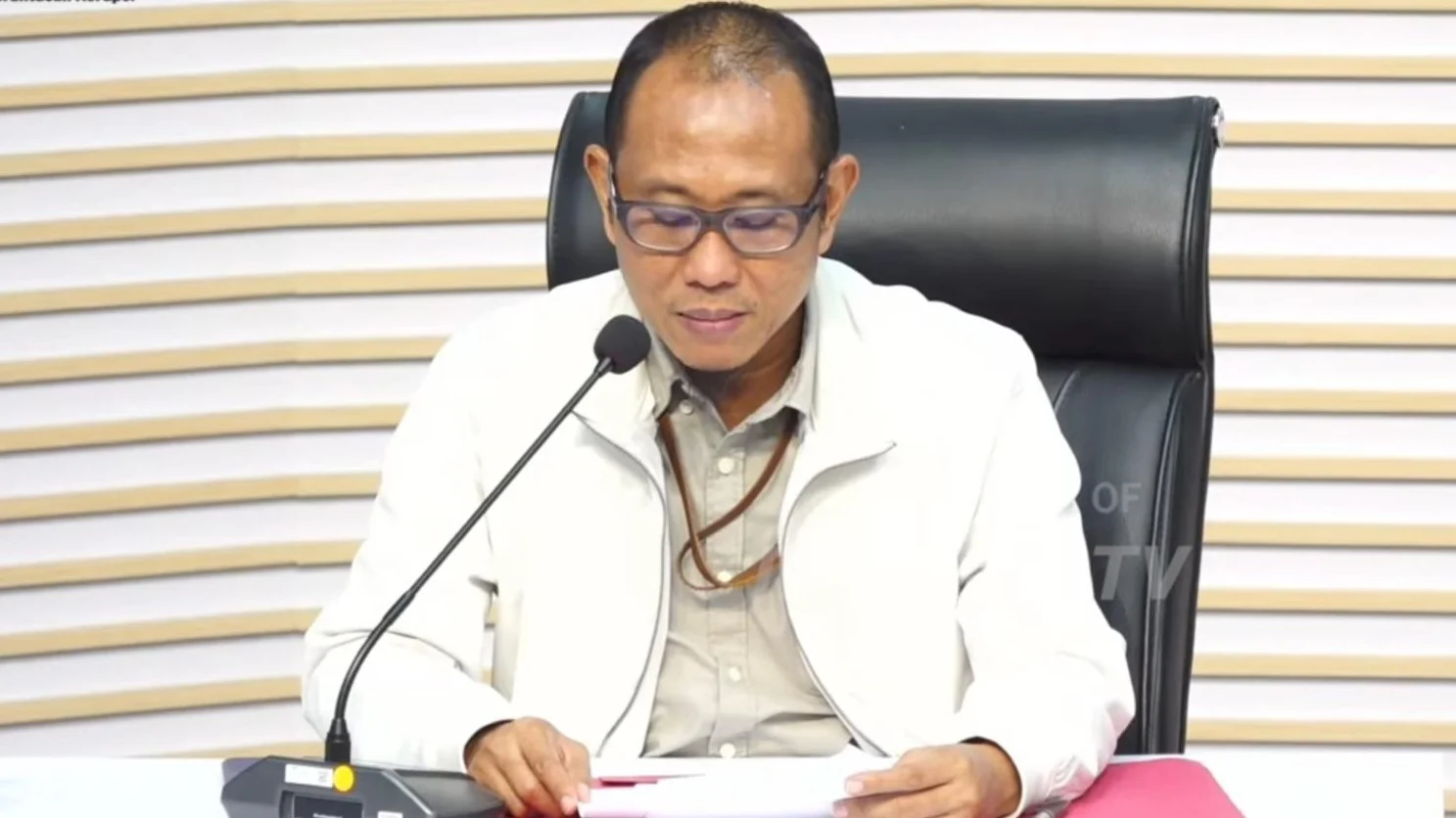 Plt. Direktur Penyidikan KPK, Achmad Taufik Husein saat membacakan hasil penyelidikan kasus korupsi Bupati Klaten