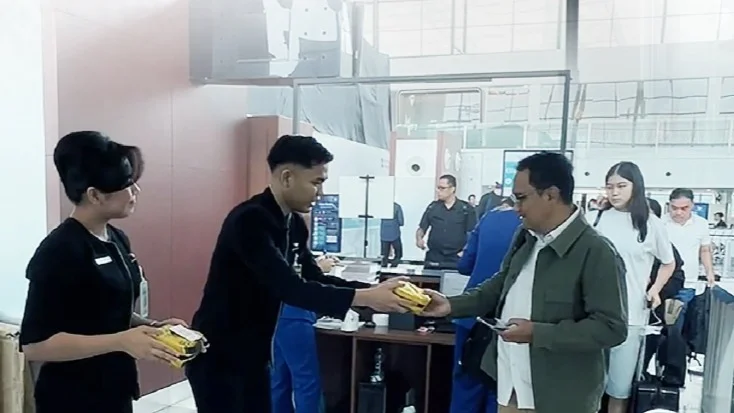Pembagian produk upcycling Garuda Indonesia dan Eiger Adventure di showcase flight GA118 Jakarta-Kualanamu