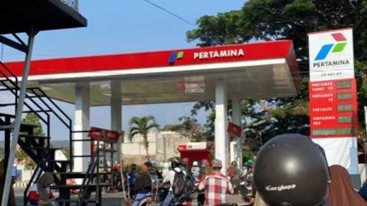 Kelangkaan Bahan Bakar Minyak (BBM) yang terjadi di berbagai daerah