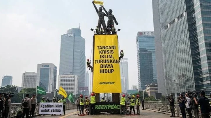Delapan Jam Diperiksa, Enam Aktivis Greenpeace Dibebaskan Usai Aksi di Bundaran HI
