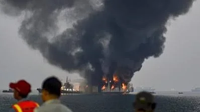 Detik-Detik KMP Batumandi Terbakar Saat Hendak Sandar di Merak, Seluruh Penumpang Berhasil Dievakuasi.