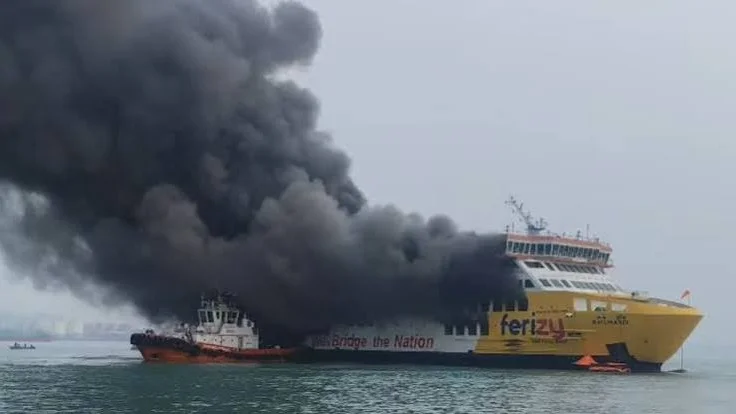 KMP Batumandi Terbakar, 460 Penumpang dan Kru Selamat