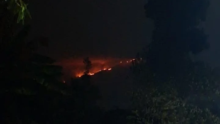 Nyala api di lereng Gunung Sumbing nampak dari pemukiman warga