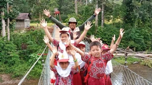 Ketulusan Tanpa Batas: Kiprah Guru Inspiratif dan Pahlawan Literasi Menyalakan Asa di Pelosok Negeri
