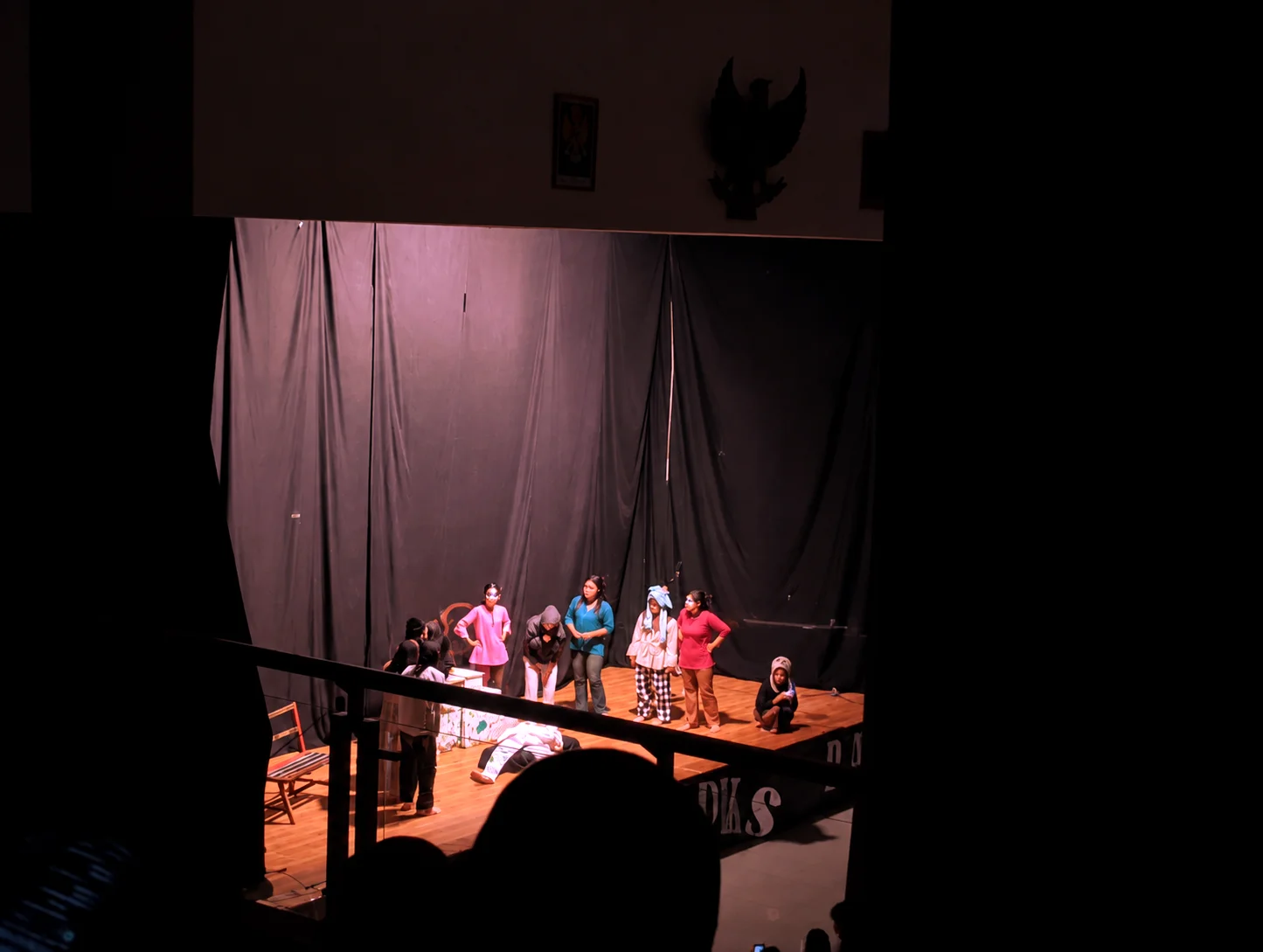 Pertunjukan teater "Aduh" oleh para aktor KM PBSI Universitas Tidar pada malam Anagata Diksatra 2026
