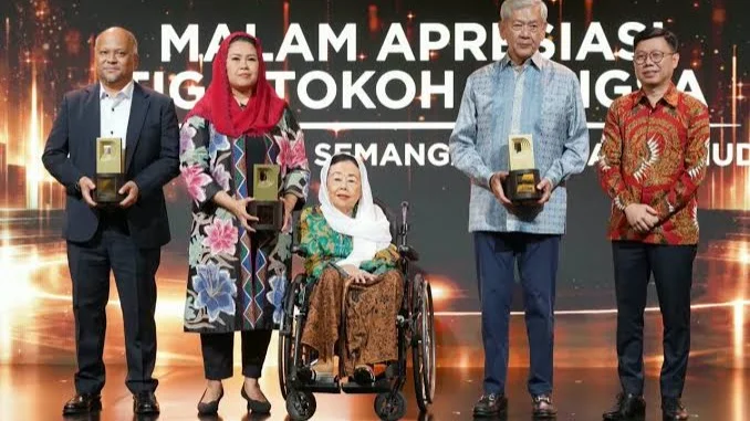 B.J. Habibie, Gus Dur, dan William Soeryadjaya atas kontribusi besar mereka di bidang teknologi, kemanusiaan, dan industri