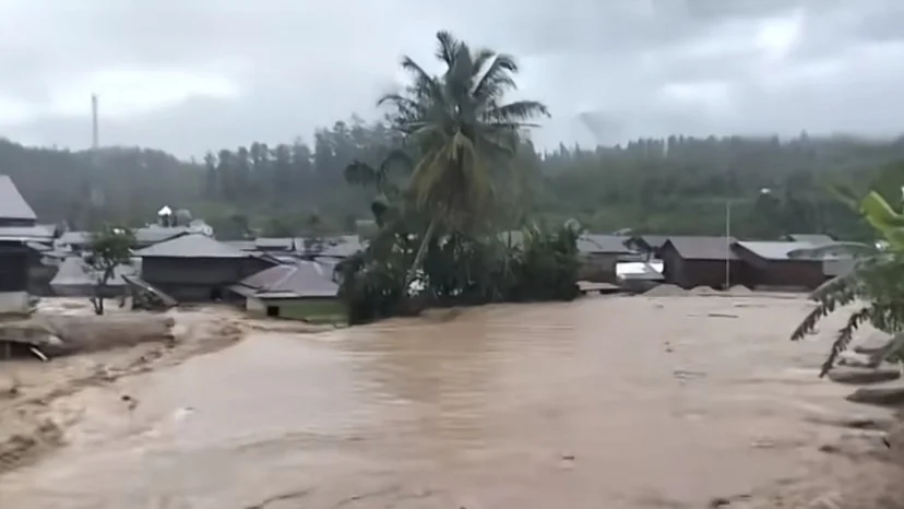 Banjir bandang yang menerjang kabupaten Gayo Lues, Aceh.